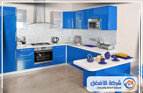 شركة تركيب مطابخ بمكة المكرمة مطبخ عصري بأثاث أزرق لامع وأسطح عمل بيضاء مع خلفية بيضاء لامعة