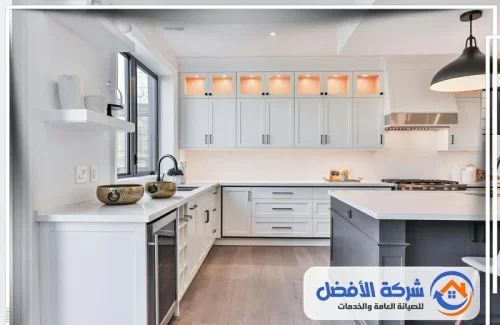 تركيب مطابخ بمكة ايكيا مطبخ أبيض ناصع بتصميم عصري وإضاءة داخلية خفيفة على الخزائن العلوية بمكة