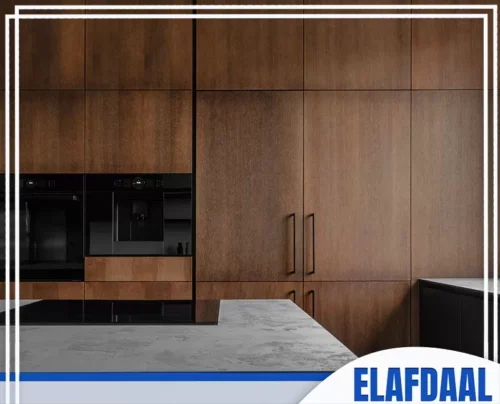 تركيب مطابخ المنيوم بجدة 0594257100 الأفضل تصميم مطبخ حديث يتميز بوحدات تخزين خشبية داكنة متكاملة وفرن مدمج.