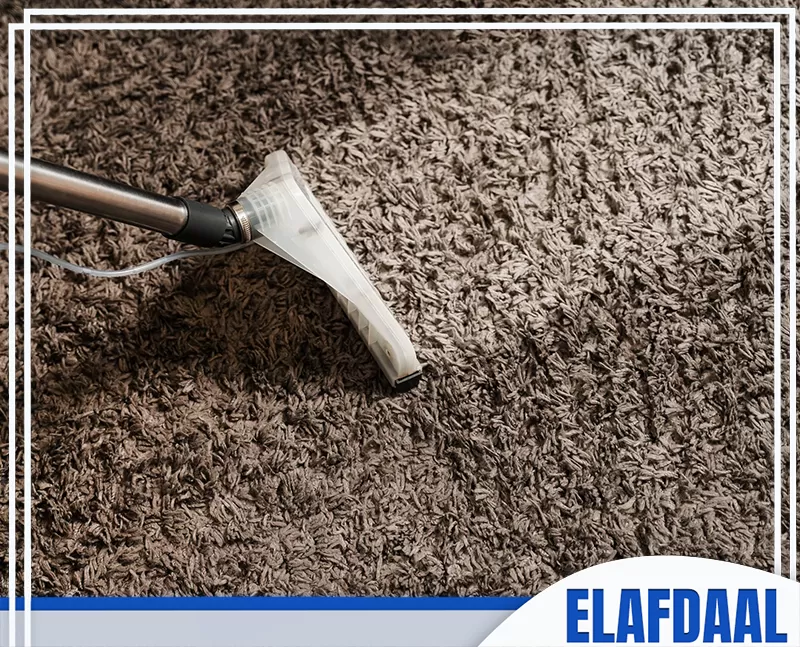 شركة تنظيف بالبخار بمكة 0569607972 شركة الأفض عامل يستخدم ماكينة التنظيف بالبخار ويعمل على تنظيف الموكيت.