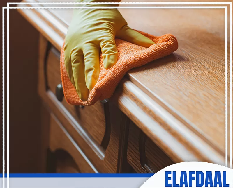 شركة تنظيف أثاث ومفروشات بمكة 0569607972 شركة الأفضل عامل يستخدم منشفة ويقوم بتنظيف المنضدة