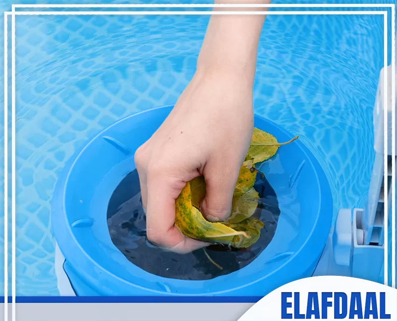 شركة تنظيف مسابح بمكة 0569607972 شركة الأفضل عامل يقوم بإزالة العوالق والشوائق من مصرف المسبح