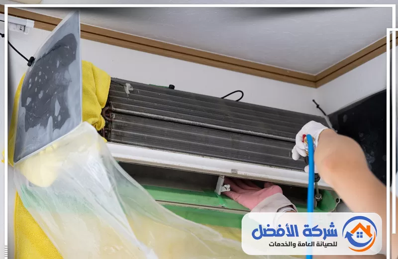 أفضل شركة تنظيف مكيفات بمكة عامل يقوم بتنظيف المكيف بمكة