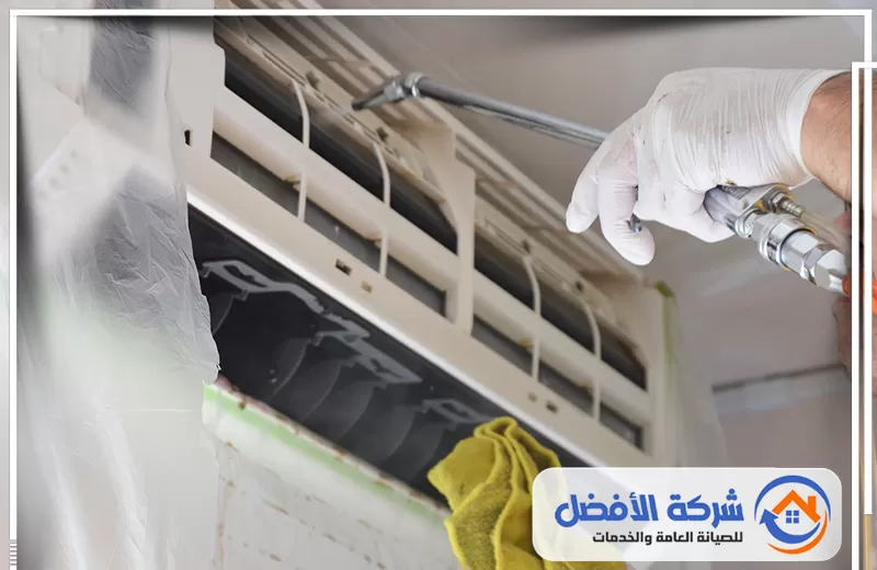 نصائح شركتنا لـ تنظيف مكيفات بمكة فني يقوم بتنظيف المكيف بمكة