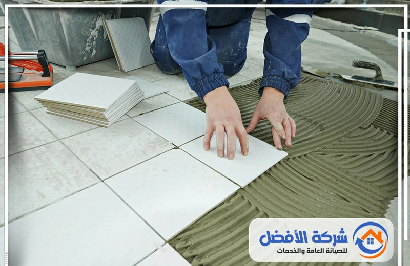 صالة معيشة فاخرة بأرضية لامعة بيضاء، وديكور عصري، ورفوف كتب على الحائط.