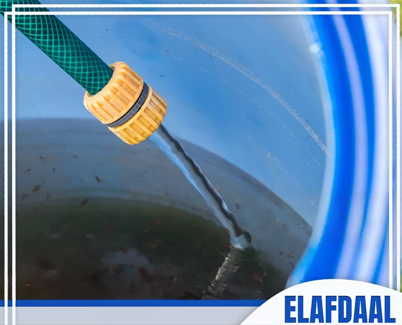 شركة تنظيف خزانات المياه بجدة 0569607972 شركة الأفضل خرطوم مياه يقوم بملئ الخزان للتأكد من نقاء المياه بعد التنظيف