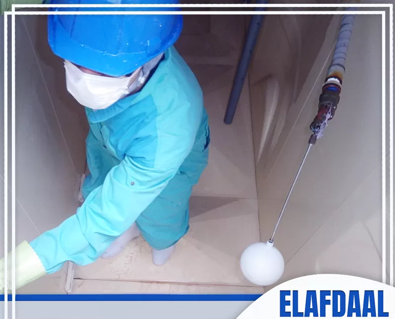 شركة تنظيف خزانات بجدة عمالة فلبينية 0569607972 شركة الأفضل عامل فلبيني من شركة الأفضل يقوم بتنظيف خزان المياه من الداخل