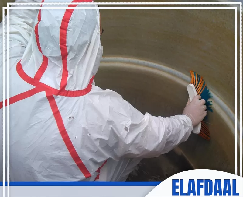 تنظيف خزانات المياه من الداخل 0569607972 شركة الأفضل عامل يمسك فرشاة ويقوم بتنظيف جدران الخزان