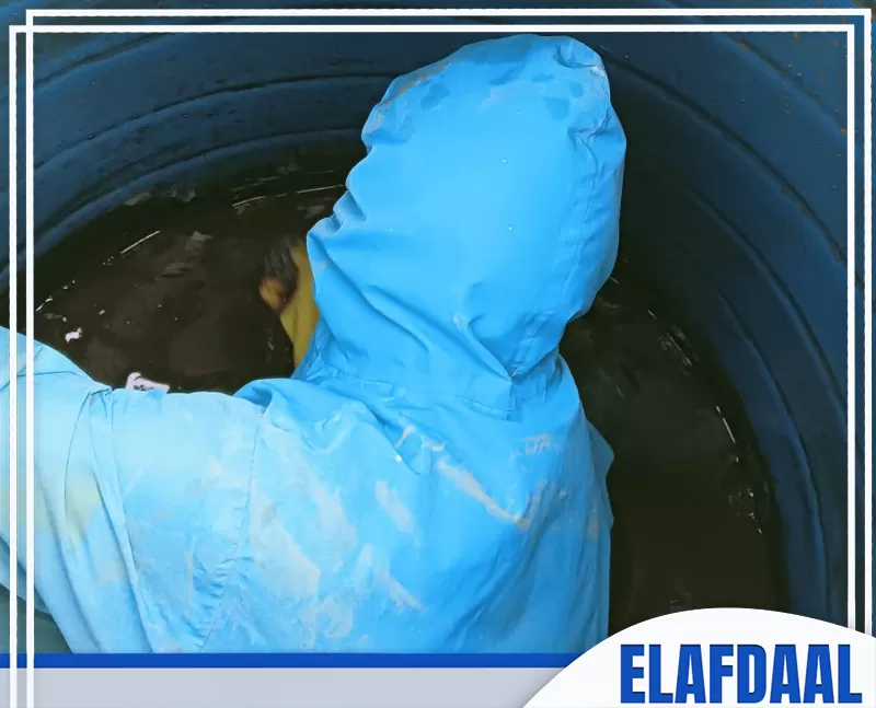 شركة تنظيف وتعقيم الخزانات بجدة 0569607972 الأفضل عامل يظهر داخل الخزان يعمل على تعقيم بالكامل