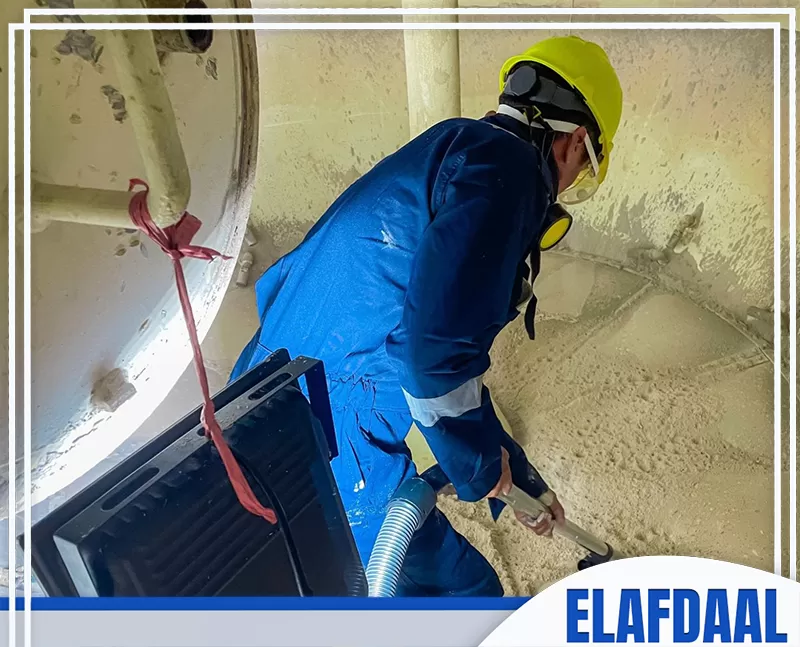 شركة غسيل خزانات بجدة 0569607972 شركة الأفضل عامل يرتدي زي التعقيم ويقوم بتنظيف ارضية الخزان