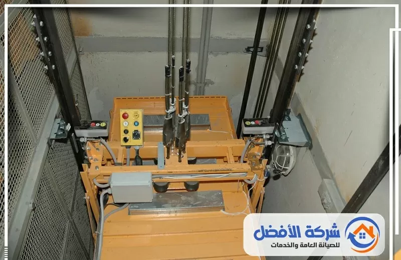 مكونات ميكانيكية لنظام مصعد داخل بئر المصعد تشمل وحدة التشغيل وأجزاء الرفع أثناء مرحلة التركيب والصيانة.