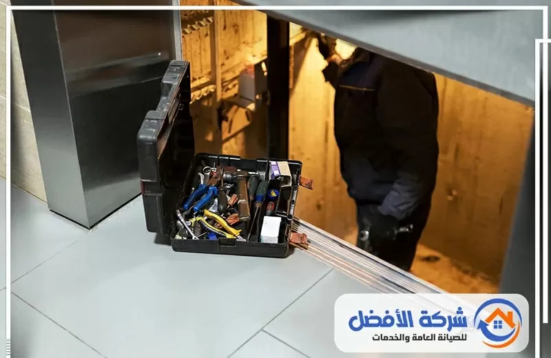 أدوات فني المصاعد المستخدمة في أعمال الفحص والإصلاح داخل كابينة المصعد.