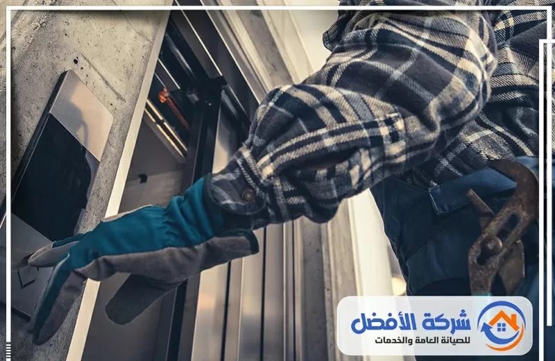 فني متخصص يقوم بفحص وصيانة مكونات المصعد داخل المبنى لضمان كفاءة التشغيل.