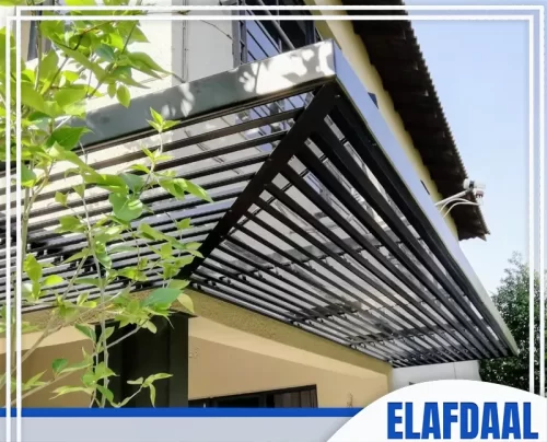 مظلات حدائق في الطائف 0558441399 الافضل مظلة مدخل عصرية بتصميم برجولا شرائحية، تتميز بخطوط أفقية مستقيمة