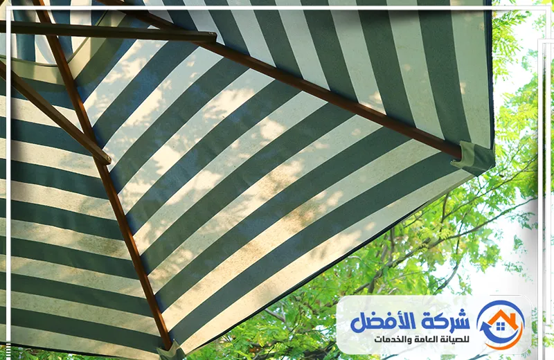 هيكل معاصر على شكل برجولا خشبية عائمة (Pergola) بفتحات متوازية منتظمة.