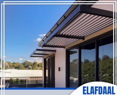 مظلات رخيصة بالرياض 0569607972 شركة الافضل جموعة من مظلات النوافذ الأفقية ذات التصميم الجريء والأسود، تستخدم شرائح الألمنيوم البيضاء المائلة كغطاء