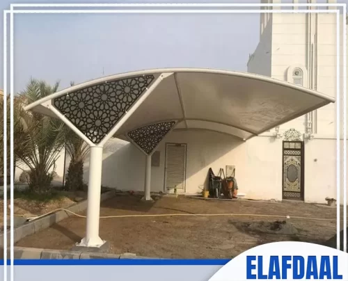 مظلات حديد في الطائف 0558441399 شركة الافضل مظلة شد إنشائي لافتة للنظر بتصميم حديث وفني، ترتكز على عمود مركزي سميك باللون الأبيض