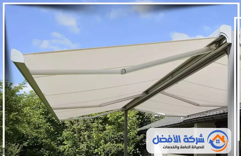 مشهد يضم صفين من مظلات السيارات ذات التصميم المقوس الكلاسيكي، وتتميز بهياكل معدنية سوداء متينة