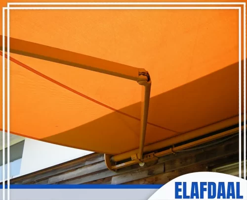 أفضل أسعار مظلات بالرياض 0569607972 شركة الافضل لقطة مقربة تظهر تفاصيل مظلة شمسية قابلة للطي ذات لون برتقالي مشرق وحيوي