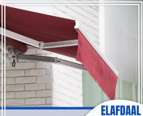 تركيب سواتر خشبية بالطائف 0558441399 شركة الافضل مظلة شرفة قابلة للطي بتصميم كلاسيكي، تتميز بقطعة قماش باللون العنابي العميق والمميز