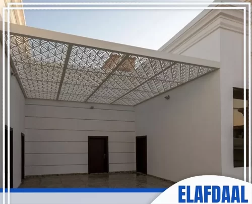 مظلات مودرن الرياض 0569607972 شركة الافضل سقف تظليل مسطح ذو تصميم فني متكامل، يتكون من ألواح معدنية مقطوعة بالليزر تحمل زخرفة نباتية