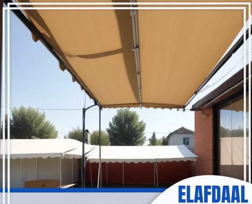 مظلات حدائق في الطائف 0558441399 شركة الافضل مظلة تظليل مستطيلة الشكل وبسيطة، تبرز من واجهة مبنى من الطوب الأحمر وتوفر تظليلاً واسعاً لفناء خارجي