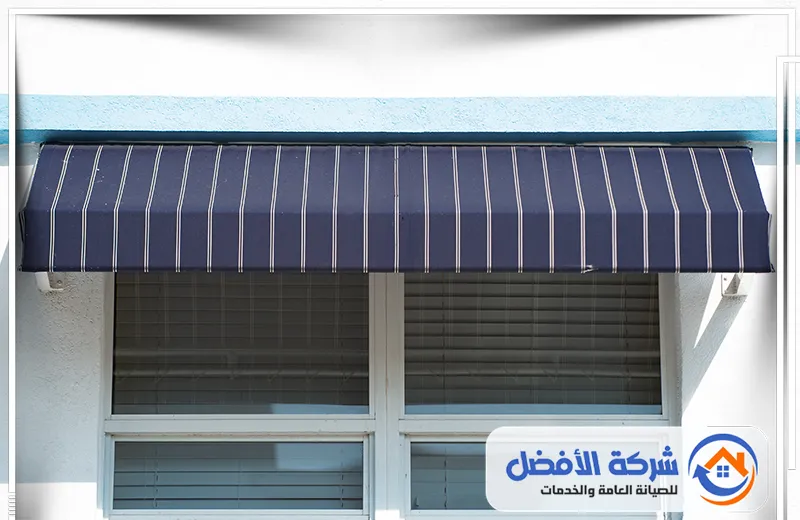 هيكل معاصر على شكل برجولا خشبية عائمة (Pergola) بفتحات متوازية منتظمة. 