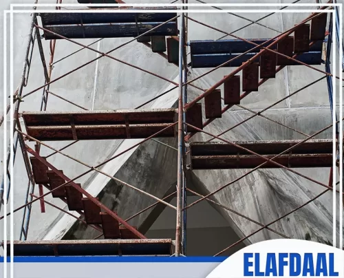 سقالات للايجار بمكة 0569607972 شركة الأفضل سقالة ذات درج داخلي حلزوني، تُستخدم لتوفير صعود آمن ومريح للعمال إلى منصات العمل العالية.