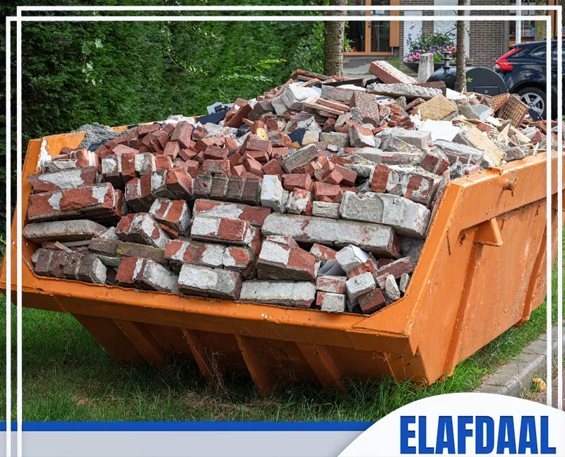 حاوية كبيرة لجمع مخلفات البناء والهدم من الطوب والخرسانة بعد أعمال التكسير