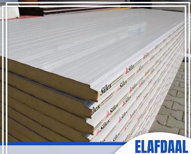 مجموعة ألواح ساندوتش بانل مخزنة داخل الموقع تمهيدًا للقص والتركيب حسب المقاسات