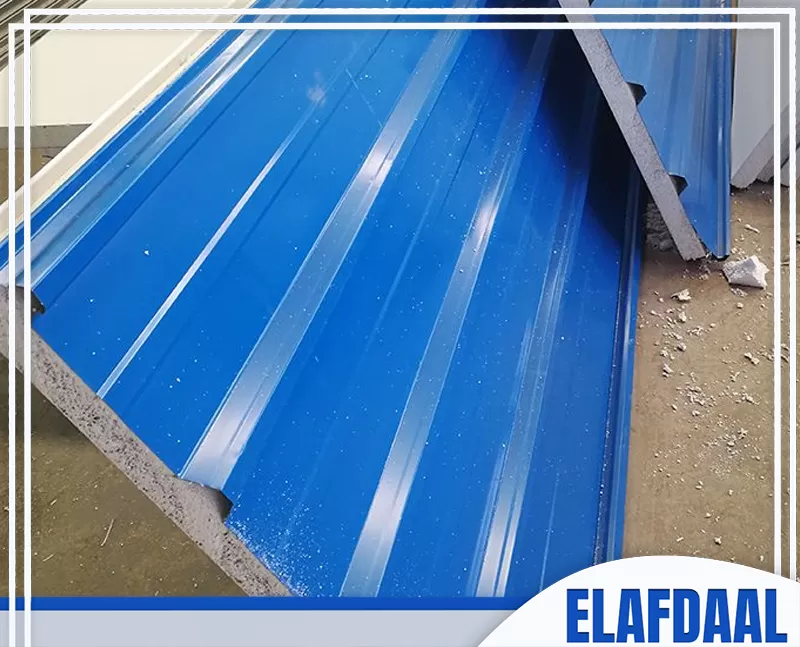 لوح ساندوتش بانل أزرق بسطح معدني مموج مناسب لأعمال الأسقف الخارجية