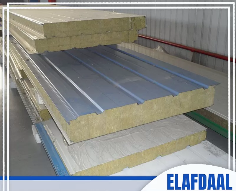 رص ألواح ساندوتش بانل في موقع مفتوح استعدادًا للنقل والرفع والتركيب