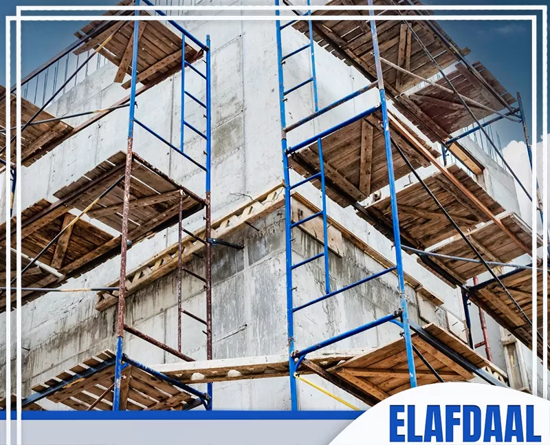 تركيب سقالات متعددة المستويات حول المبنى للوصول إلى الأدوار العليا أثناء الترميم