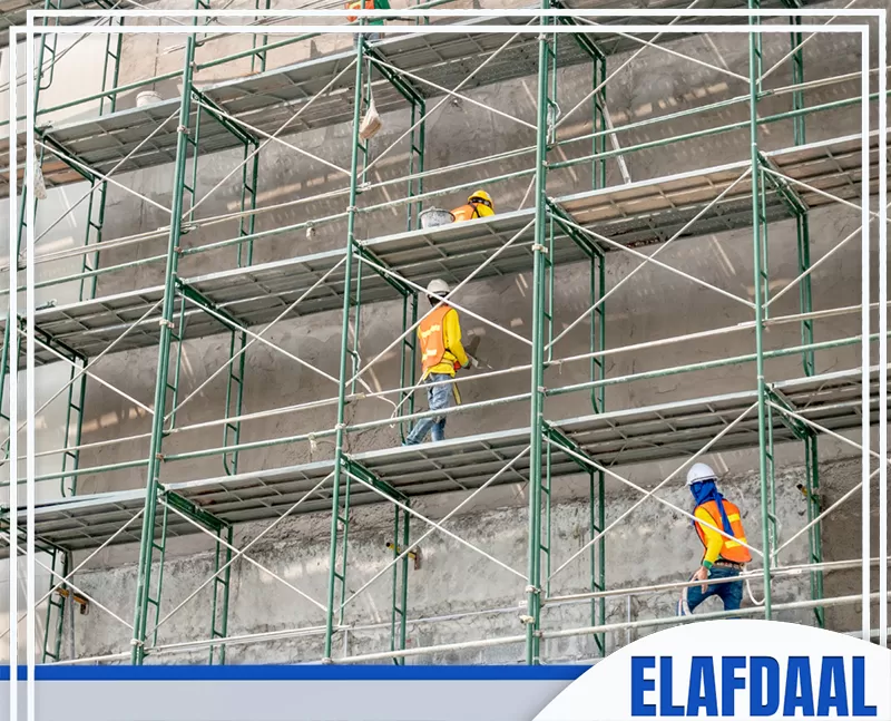 عمال يستخدمون سقالات حديدية آمنة لتنفيذ أعمال الواجهة على ارتفاعات مختلفة