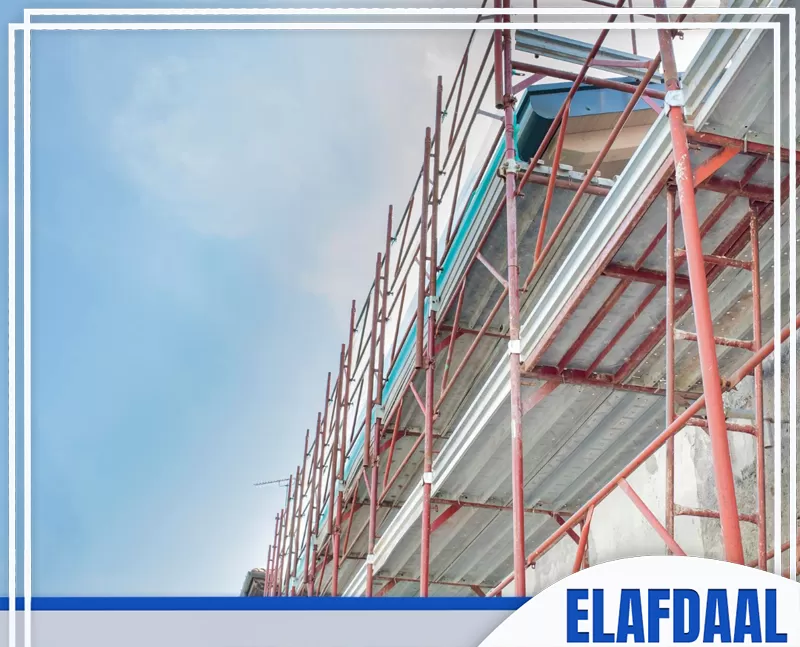 سقالات خارجية ممتدة على واجهة المبنى لتسهيل أعمال الصيانة والبناء