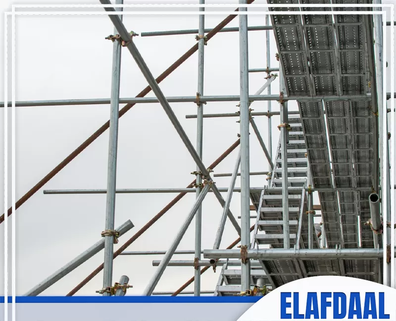 هيكل سقالات معدنية مزود بمنصات وسلالم لتسهيل حركة العمال أثناء التنفيذ