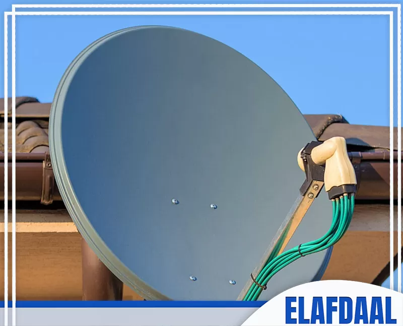 اسعار فني تركيب دش بالدمام 0580066909 شركة الأفضل طبق دش مثبتًا أعلى المبنى، مع وجود اللاقط وكابلات التوصيل الخاصة باستقبال القنوات الفضائية.