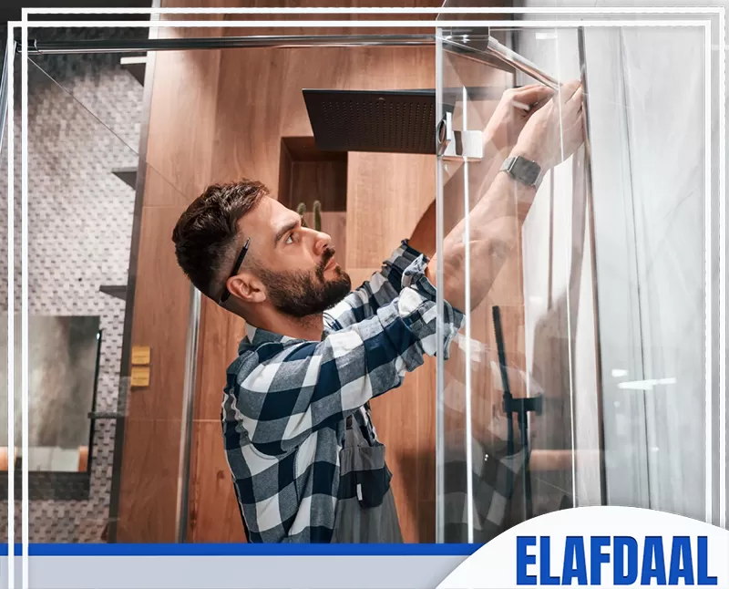 تركيب شاور بوكس زجاج بجدة 0547648005 شركة الأفضل فنيًا يركب أو يضبط كابينة شاور زجاجية داخل حمام، مع التركيز على تثبيت الإكسسوارات وضبط مسار الزجاج.