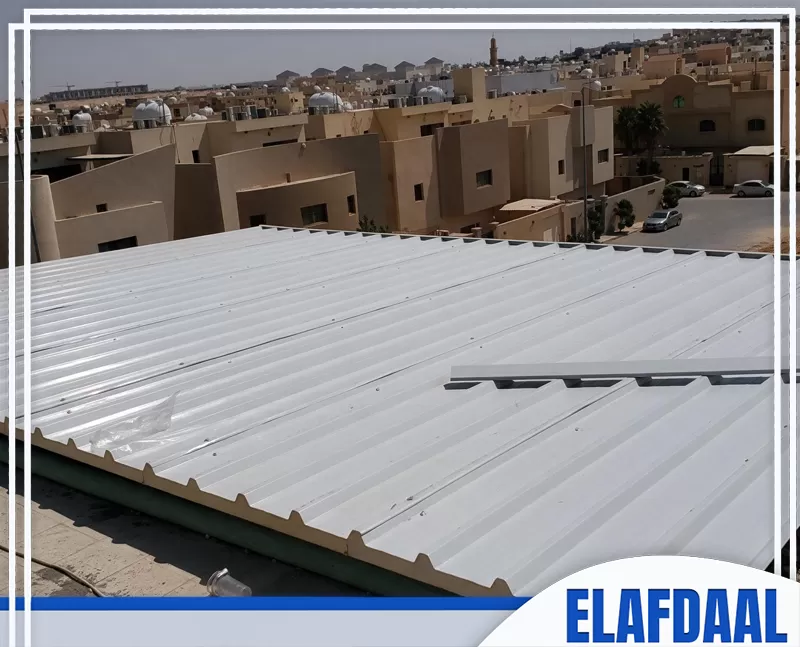 تركيب سقف ساندوتش بانل لتغطية مساحة خارجية أعلى المبنى بشكل عملي ومنظم.